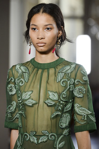 valentino-hc-clp-rf17-2841.thumb.jpg.37e09253453ae9530fcc8b186e9882e3.jpg