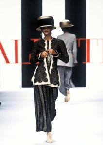 valentino-ss-1994-1.thumb.png.7523aff00dcb34b0ca7369240388b807.png