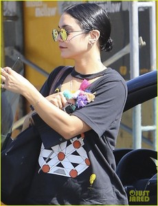 vanessa-hudgens-grabs-coffee-with-friends-in-la-02.jpg