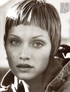 vogue-italia-may-1993-008.thumb.jpg.2e82e0da68f989034bd65a915e2c5932.jpg