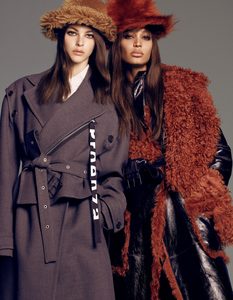 vogue-japan-september-2017-26-vittoria-ceretti-joan-smalls-by-luigi-iango-e1501324598992.thumb.jpg.4de1d71f8745d775e5177b97ff7800a9.jpg