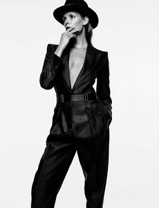 vogue-spain-august-2017-alisa-ahmann-by-gonzalo-machado-12.thumb.jpg.2f95fef2bd5c95d0304010958070a2ad.jpg