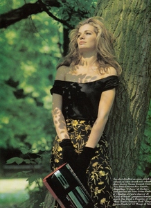 vogue_paris_oct_1990_5.thumb.jpg.cf6b8656edb9b78954da505734604e86.jpg