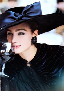 vogue_paris_sept_1988_21.thumb.jpg.59888ec1c897ca684a19a980e68c16b7.jpg