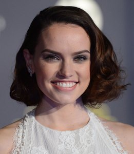 -Star-Wars-The-Force-Awakens-Los-Angeles-Premiere-December-14-2015-daisy-ridley-39141758-2615-3000.jpg