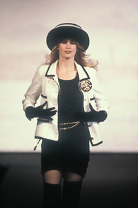 0_chanel-hc-fw-1990-1_html.thumb.JPEG.25d86574754200e442b6ef1e56576c90.JPEG