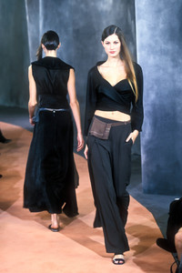 0_chanel-ss-1999-1_html.thumb.JPEG.627116a93330fd3ae22e0369e3da8a40.JPEG