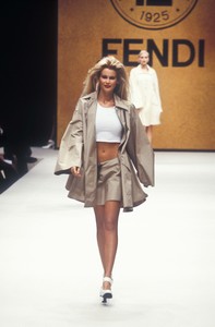 0_fendi-ss-1995-1_html.thumb.JPEG.d6ce6a959823b2e703aaf9e84782c7ef.JPEG