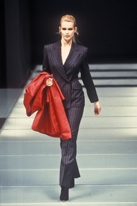 0_giafranco-ferre-fw-1996-1_html.thumb.JPEG.8e80eb162e591e45d67e88428b47723a.JPEG