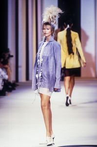 0_karl-lagerfeld-ss-1994-1_html.thumb.JPEG.48798f0bf50928b9f31f27684b8ff49a.JPEG