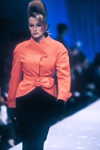 0_thierry-mugler-fw-1990-1_html.thumb.JPEG.ed9f052cc74300ff4642ace25904b6a9.JPEG