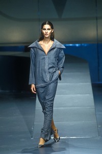 0_valentino-fw-1998-1_html.thumb.JPEG.c39888e7c4a0524a4e6a7c7d31215046.JPEG