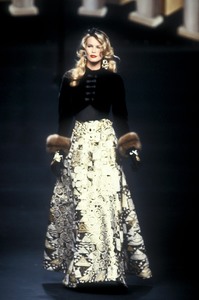 0_valentino-hc-fw-1992-1_html.thumb.JPEG.ce45361f29d3013dc0a4931fafa87682.JPEG