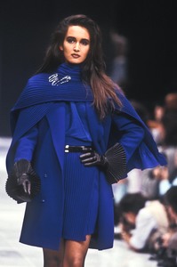 0_versace-fw-1989-1_html.thumb.JPEG.499b0317c730e6c56b78991f221a07e4.JPEG