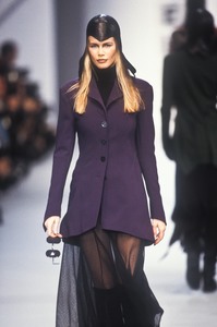 10_karl-lagerfeld-fw-1993-11_html.thumb.JPEG.4f19b672896dd08015ee0af9d5192204.JPEG