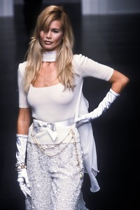 10_valentino-fw-1995-11_html.thumb.JPEG.ea90f44bae4dd28773d850b53b2b0e79.JPEG