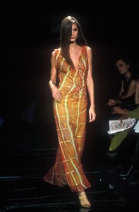 10_versace-ss-1999-11_html.thumb.JPEG.ec593f1c72b9c5becd3f57b285d1c661.JPEG