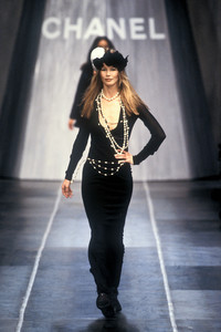 11_chanel-fw-1993-12_html.thumb.JPEG.219fdef1f30c2975b092f72c4a4e77db.JPEG