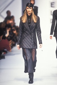 11_karl-lagerfeld-fw-1993-12_html.thumb.JPEG.a04003b58cd7e348aca5e5b75cba3997.JPEG