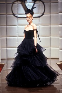 11_valentino-hc-fw-1995-12_html.thumb.JPEG.cd18fcf0510a674880704b19b1ab454f.JPEG