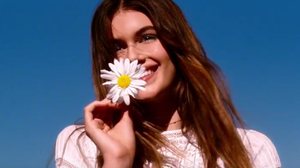 1280_kaia_gerber_marcjacobs_daisy.thumb.jpg.341f1a040c123fbcea704abaa6183ca9.jpg