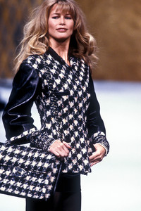 13_chanel-hc-fw-1993-14_html.thumb.JPEG.e8feb590966d56464610164368bcac0f.JPEG