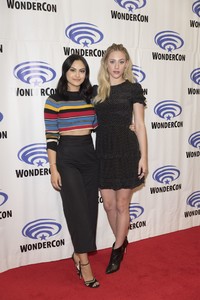 15181_lili_reinhart_at_riverdale_press_room_at_wondercon_in_anaheim_3_31_2017_4_122_201lo.thumb.jpg.6daae9de87f79882280df3ed603aca1f.jpg