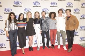 15181_lili_reinhart_at_riverdale_press_room_at_wondercon_in_anaheim_3_31_2017_7_122_12lo.thumb.jpg.335c9508f09412be72afd48cb00e7eb0.jpg