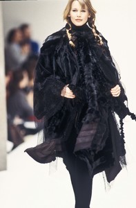 17_fendi-fw-1993-18_html.thumb.JPEG.79d290900f5c3bd4e65993fd530eb561.JPEG