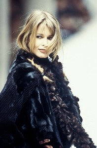 19_fendi-fw-1993-20_html.thumb.JPEG.7880a592b0df3f4567ccd5f3aa884310.JPEG