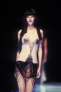 1_alexander-mcqueen-ss-1998-2_html.thumb.JPEG.025e4950a81a86866b430dd65edcd72a.JPEG