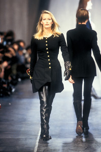 1_chanel-fw-1993-2_html.thumb.JPEG.c1b93b094eae3fdb3ed497c94aadc252.JPEG