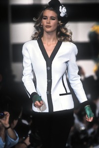 1_chanel-ss-1991-2_html.thumb.JPEG.91b4f829d79933692242b6b2d5e767e0.JPEG