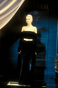 1_christian-dior-hc-fw-1995-2_html.thumb.JPEG.f73fce7854743a1e812730c682934bb4.JPEG