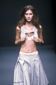 1_prada-ss-1999-2_html.thumb.JPEG.1c3f819901bb7b0ac5998d3636b41d5a.JPEG