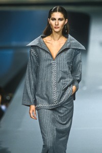 1_valentino-fw-1998-2_html.thumb.JPEG.fa01ec687eeac98e4b18949083bdecee.JPEG