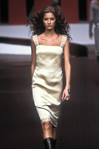 1_valentino-fw-1999-2_html.thumb.JPEG.aa5006a981004e99cd74a27f6fd03e85.JPEG