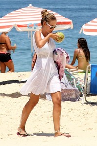 27_02_2016_yasmin_brunet_com_amiga_na_praia_de_ipanema_no_rio_de_janeiroexclusivo_m_17-620x934.jpg