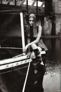 29838_Anglo-Saxon_Attitude_by_Steven_Meisel_-_11_122_410lo.thumb.jpg.3352bc2ed794176371af5666ab915030.jpg