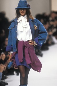 2_chanel-fw-1991-3_html.thumb.JPEG.c7da10b0566f1b836426ab41b0b56779.JPEG