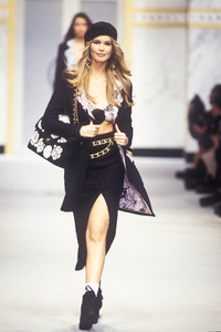 2_chanel-ss-1993-3_html.thumb.JPEG.79a043e5847d9c48ed2f2d6b8a3c0e62.JPEG