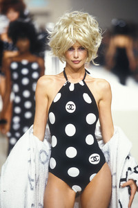 2_chanel-ss-1997-3_html.thumb.JPEG.adc584b801aaae421266d3b05db677e6.JPEG