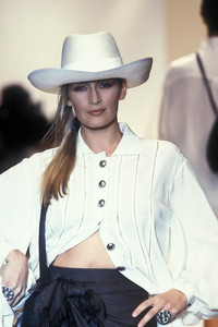 2_dior-ss-1994-3_html.thumb.JPEG.6a73357143e1da44559d2152fab68f69.JPEG