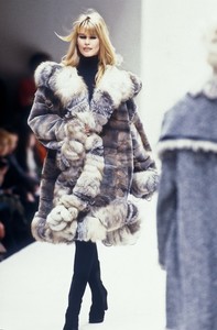 2_fendi-fw-1994-3_html.thumb.JPEG.886736bb1b309e6ab55ba1c5867a414b.JPEG