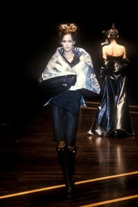 2_giafranco-ferre-fw-1999-3_html.thumb.JPEG.eb2a489b777180bc5cdb0c978be23beb.JPEG