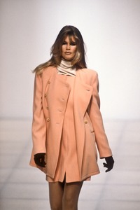 2_giorgio-armani-fw-1991-3_html.thumb.JPEG.7e5a22198a13fe4bc068c453c8485abb.JPEG