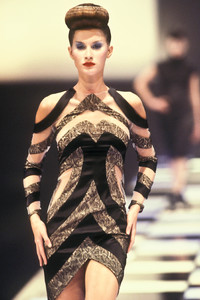 2_givenchy-fw-1998-3_html.thumb.JPEG.a7d9993ef39382cb6c06be84a611a0d7.JPEG