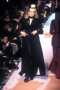 2_jean-paul-gaultier-fw-1996-3_html.thumb.JPEG.98d03e6330411e11475685c88c1ccd29.JPEG