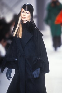 2_karl-lagerfeld-fw-1993-3_html.thumb.JPEG.4b13e94688d61e61b15e68af112b96e8.JPEG