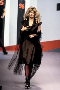 2_karl-lagerfeld-fw-1995-3_html.thumb.JPEG.898edd9ec9c6b6a737ba3ac983d5caae.JPEG